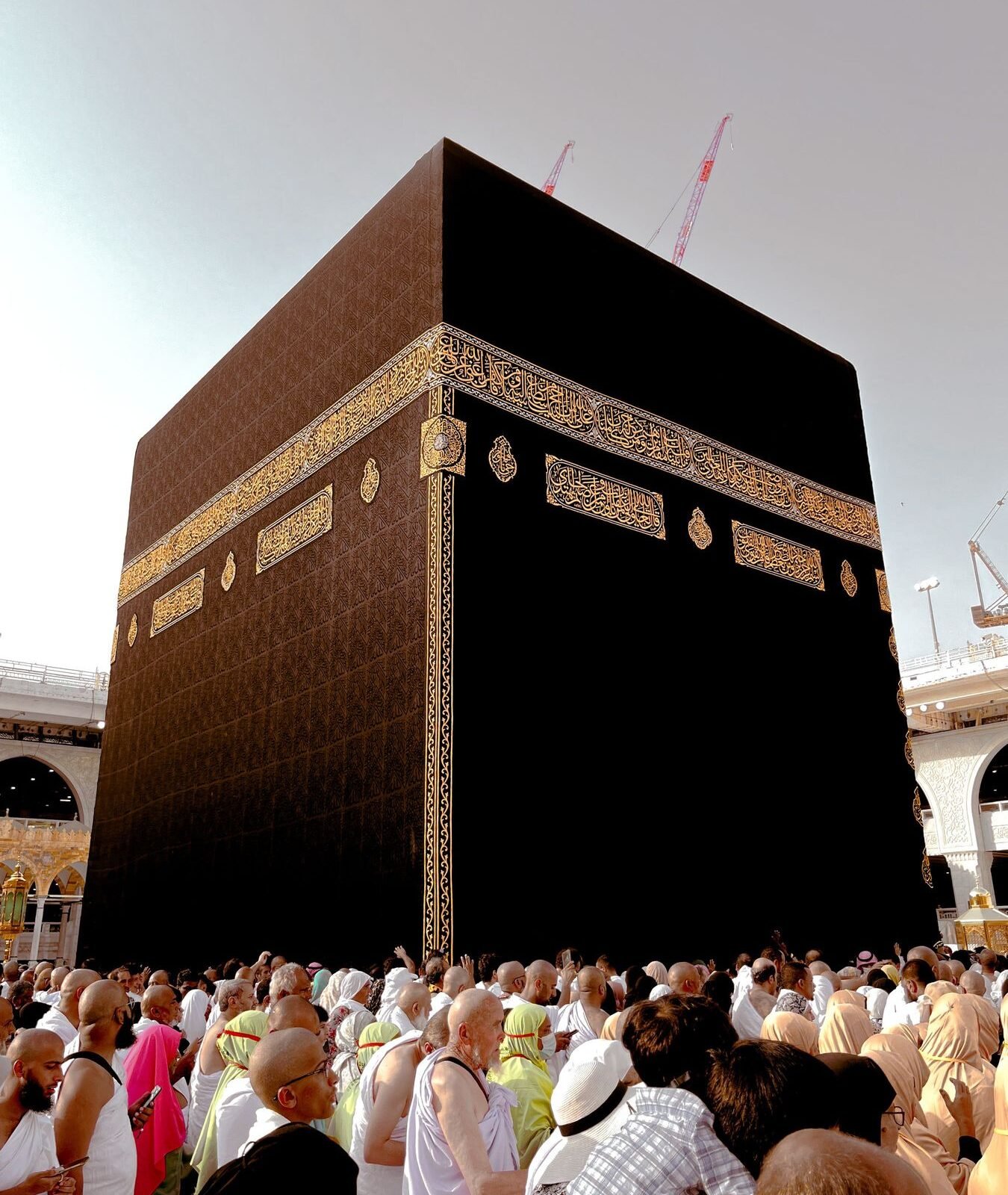 حجّاج أمام الكعبة ليلًا قبيل الفجر