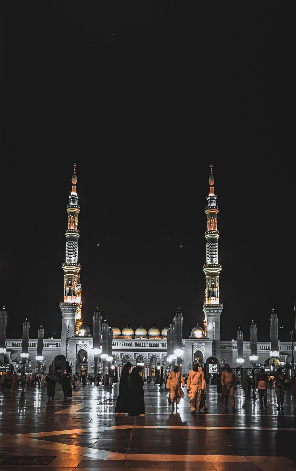 شارع مضاء بالمصابيح باتجاه المسجد النبوي عند الغروب