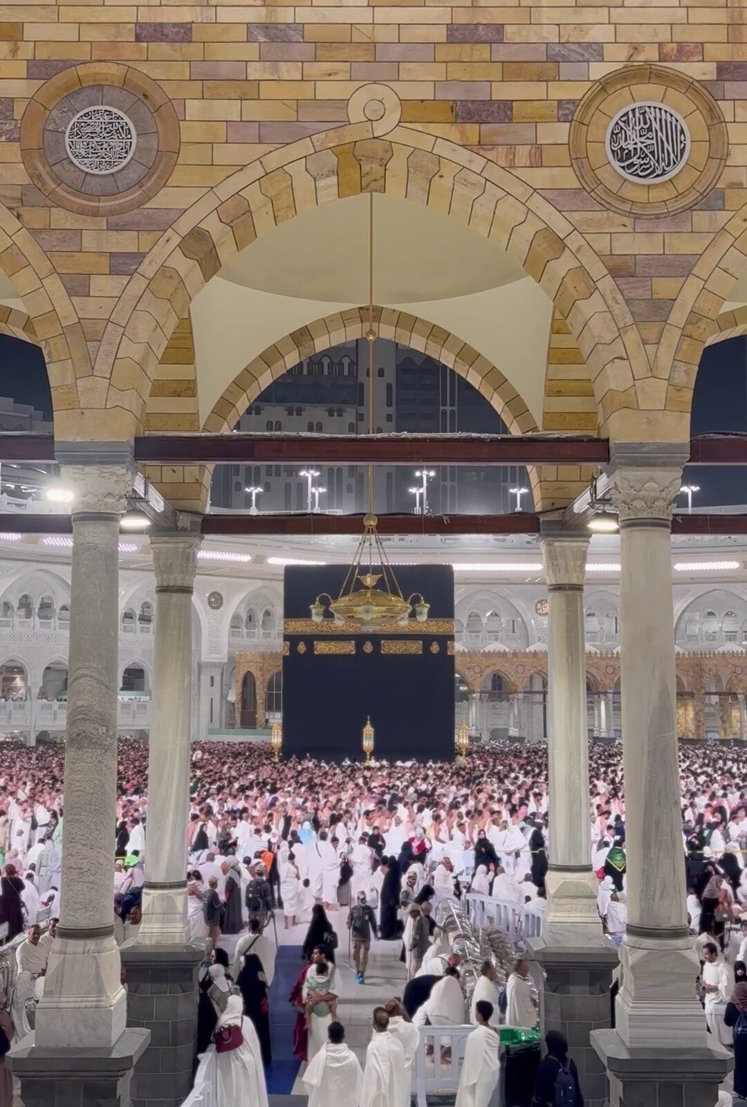 الكعبة المشرّفة من خلال بوابة الملك عبدالعزيز
